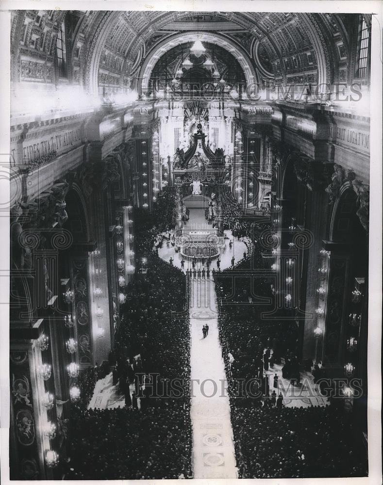 1956 Press Photo Thousands of worshipers inside the St Peter&#39;s Basilica to - Historic Images