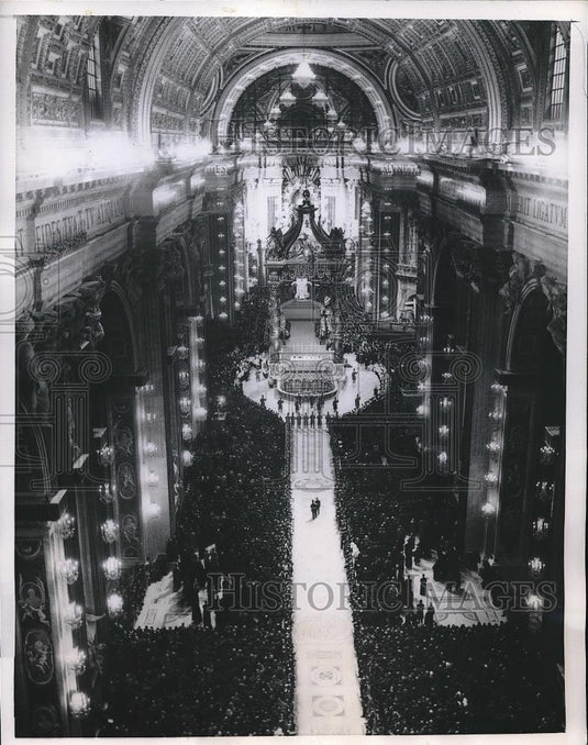 1956 Press Photo Thousands of worshipers inside the St Peter's Basilica to - Historic Images