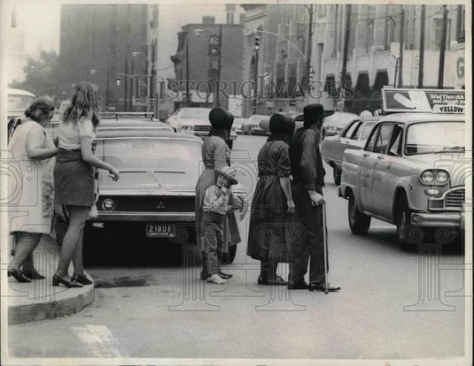 1973 Press Photo Barefoot Amish boy crossing a Pittsburgh, PA street - neb12877 - Historic Images