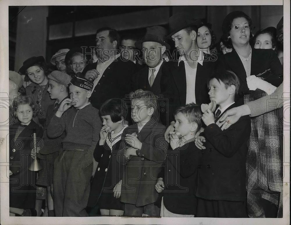 1937 Press Photo Children Watching Legionnaires MMarch - Historic Images