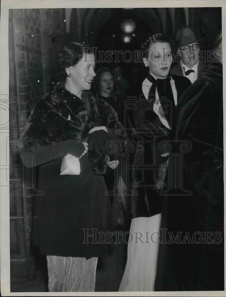 1935 Press Photo Mrs Rosa norris &amp; Mrs Howard Campbell - Historic Images