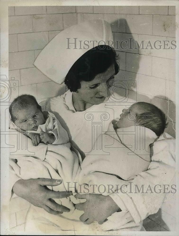 1931 Press Photo Evelyn Jean Doris Anne Ferari Twins have different birthdays - Historic Images