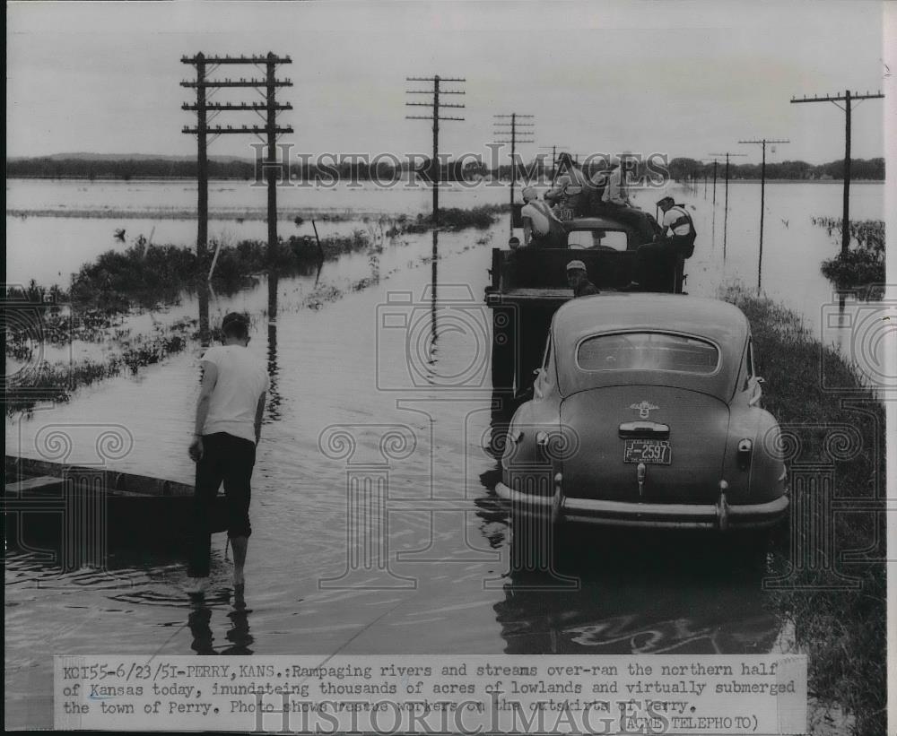 1951 Press Photo Flood waters of the rivers in Perry, Kansas - nea99926 - Historic Images