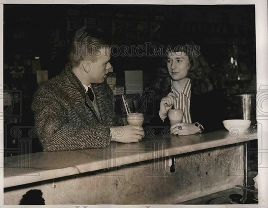 1940 Press Photo Ice Cream Soda Harvard Students - Historic Images
