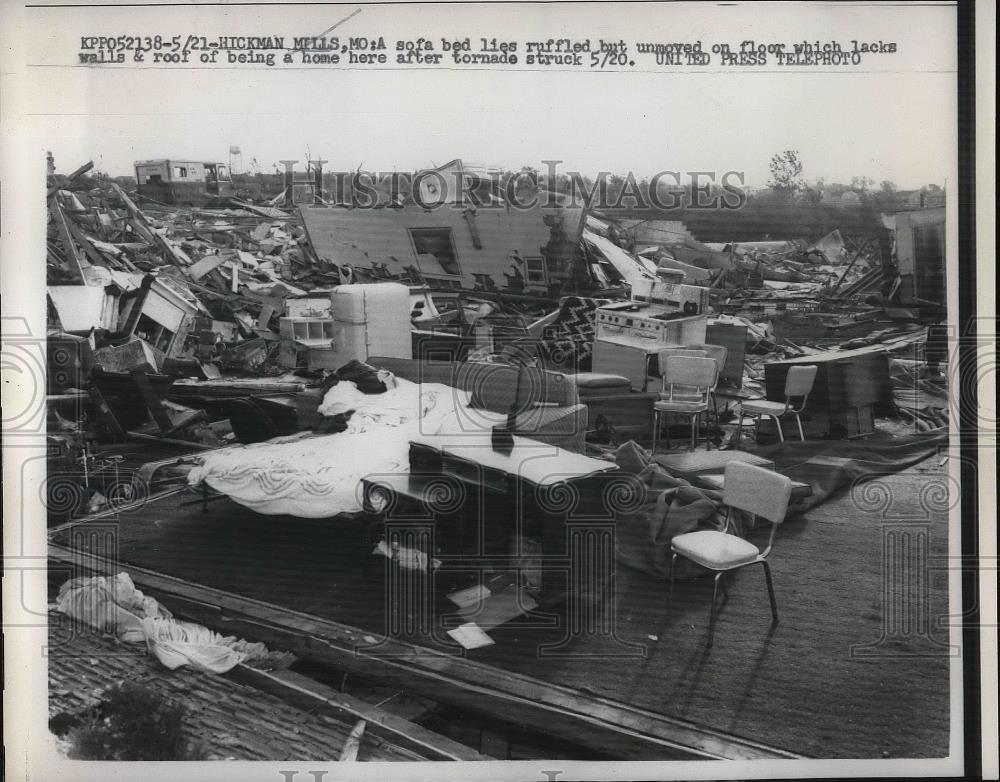 1957 Press Photo Sofa Bed Unmoved in a Room Hit by Tornado in Hickman Mills, MO - Historic Images