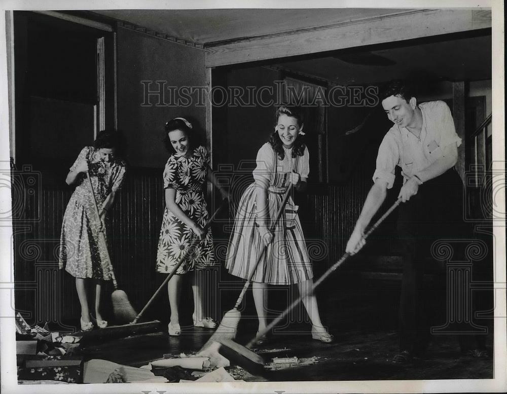 1943 Press Photo Ruby Hope, Jo Miller, Pat Malone Mop Up Floor Of New Nightclub - Historic Images