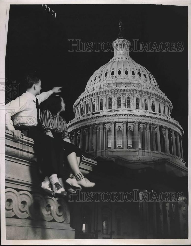 1939 Press Photo Mac Arnold Helen Rodis Capital building - neb17873 - Historic Images