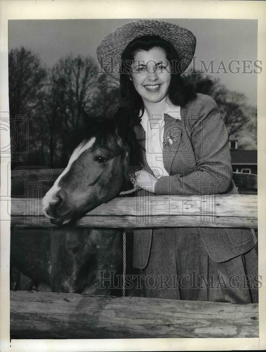 1943 Press Photo Ruth Kane & Family take Over Bronx's Farm, In The Zoo - Historic Images