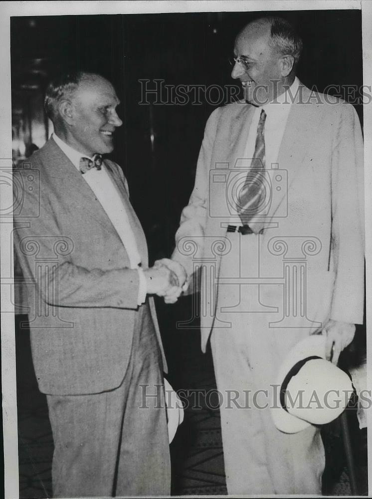 1934 Press Photo Warden Fred Zerrbst greeting Homer Cummings - neb12251 - Historic Images