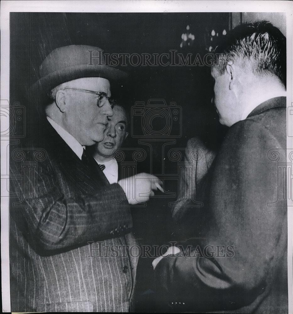 1952 Press Photo GOP Sen. Eugene Millikin chats with reporters - neb19075 - Historic Images