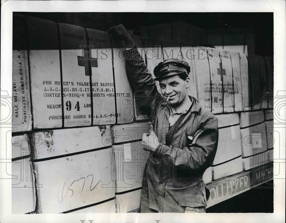 1941 Press Photo British dock worker with medical supplies - neb15255 - Historic Images