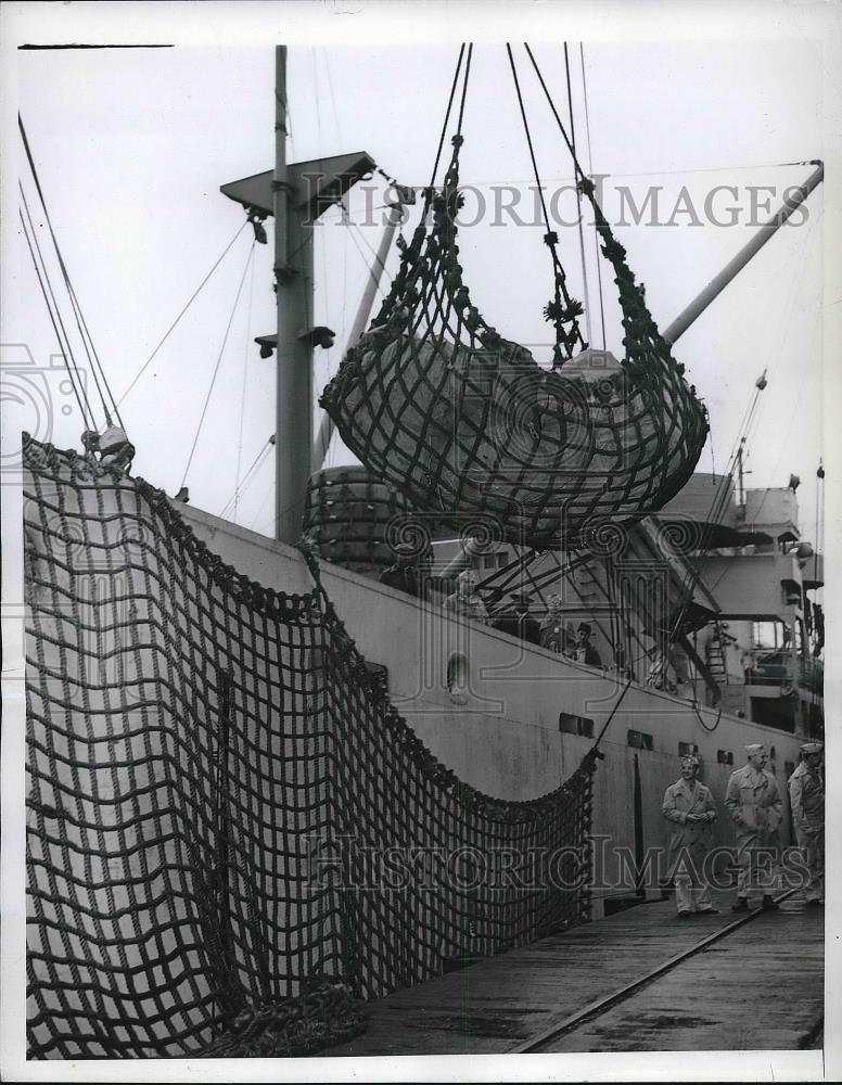 1943 Press Photo Cargo net aboard a ship at Hampton Roads Port, Newport News - Historic Images