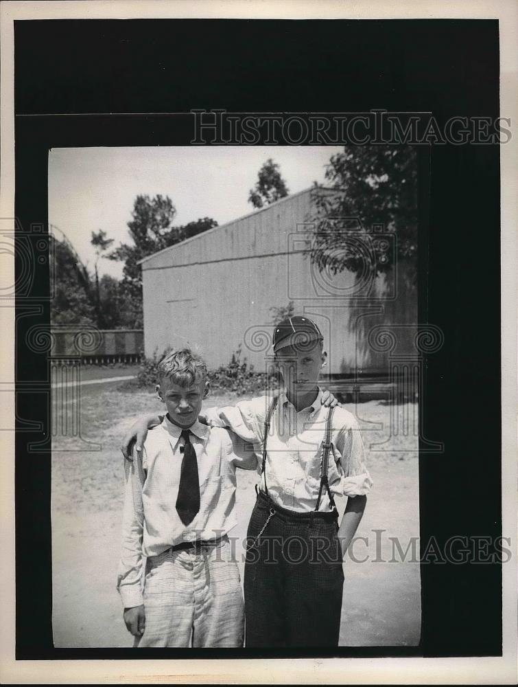 1938 Press Photo Dick Lamb and Robert Popstick posing for photo - Historic Images