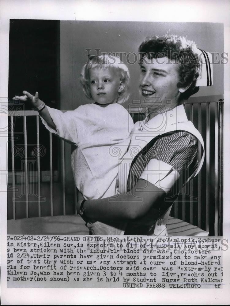 1956 Press Photo Kathleen JoVanLopik, 2, has Leukemia, held by Nurse Ruth Kalman - Historic Images