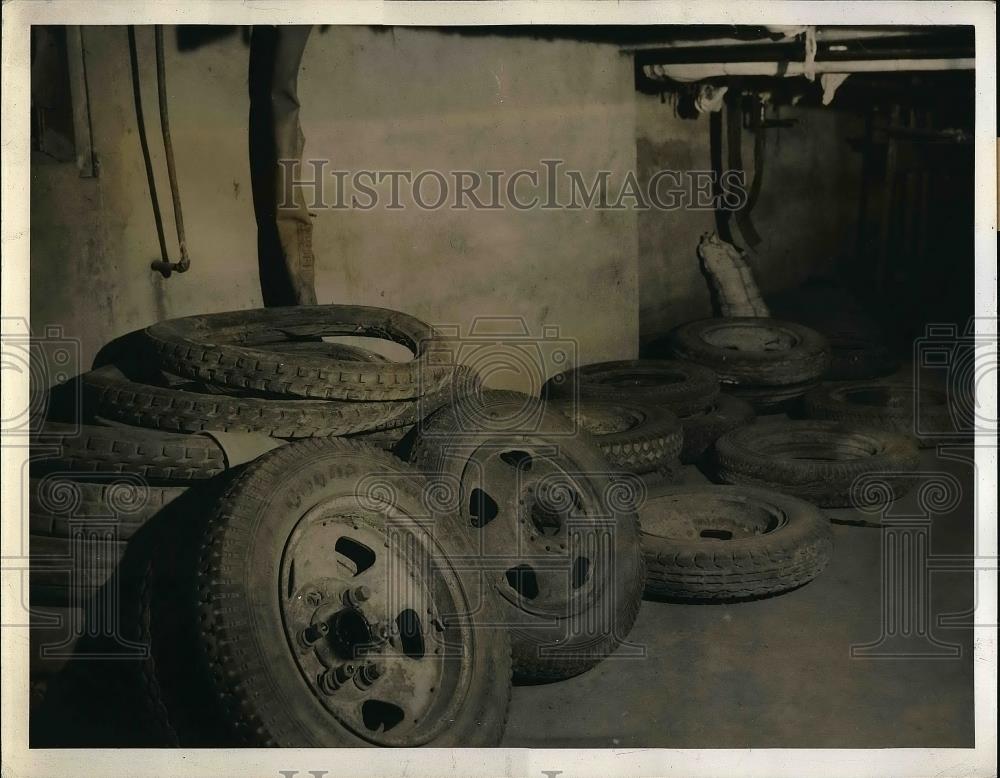 1942 Press Photo Dr. Kinsolving Tires Farm - Historic Images