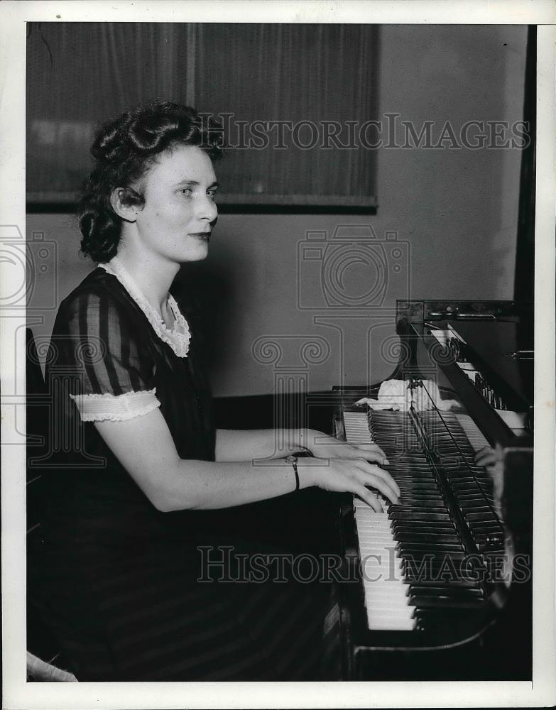 1939 Press Photo Helen Frisch Secretary Playing The Piano - Historic Images