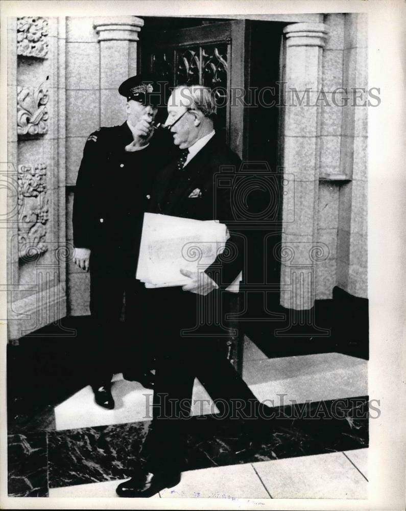 1966 Press Photo Canadian Prime Minister Lester Pearson leaving the Commons - Historic Images