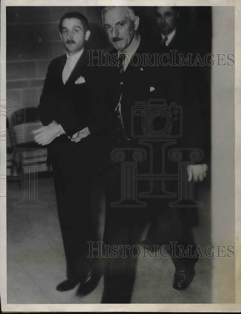 1933 Press Photo Willie Barry, in custody of US agents for robbery - nea99809 - Historic Images