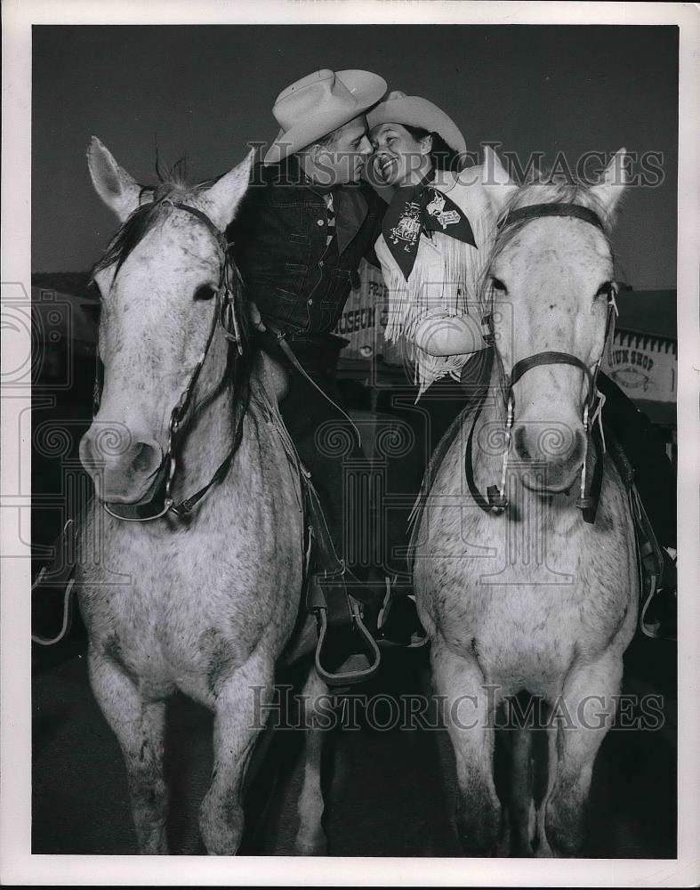 1954 Press Photo Mr Mrs Clarence Muncen Riding Horseback - Historic Images