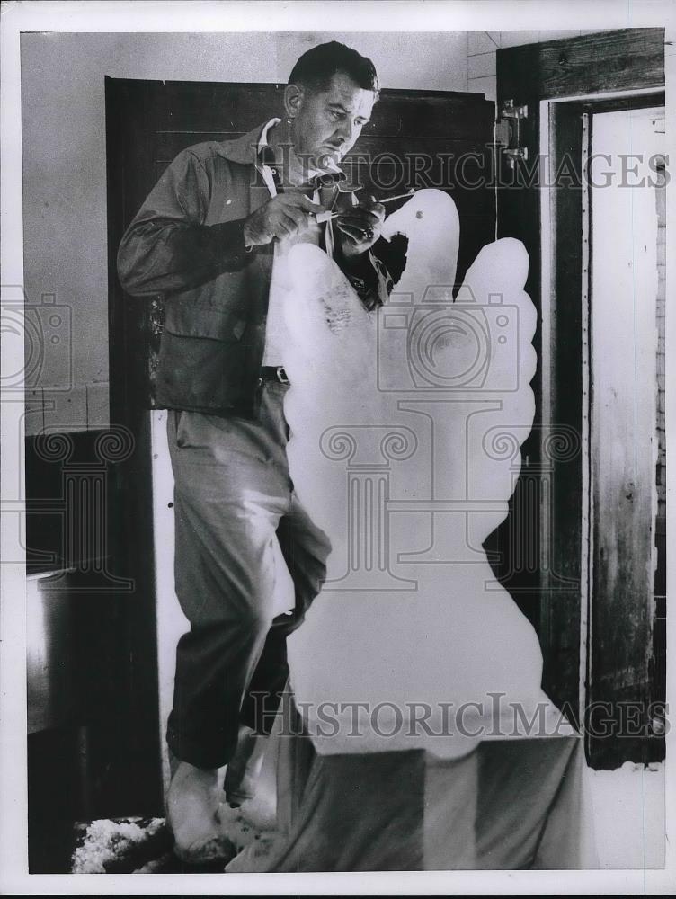 Press Photo Fred Menz Sculptor - Historic Images