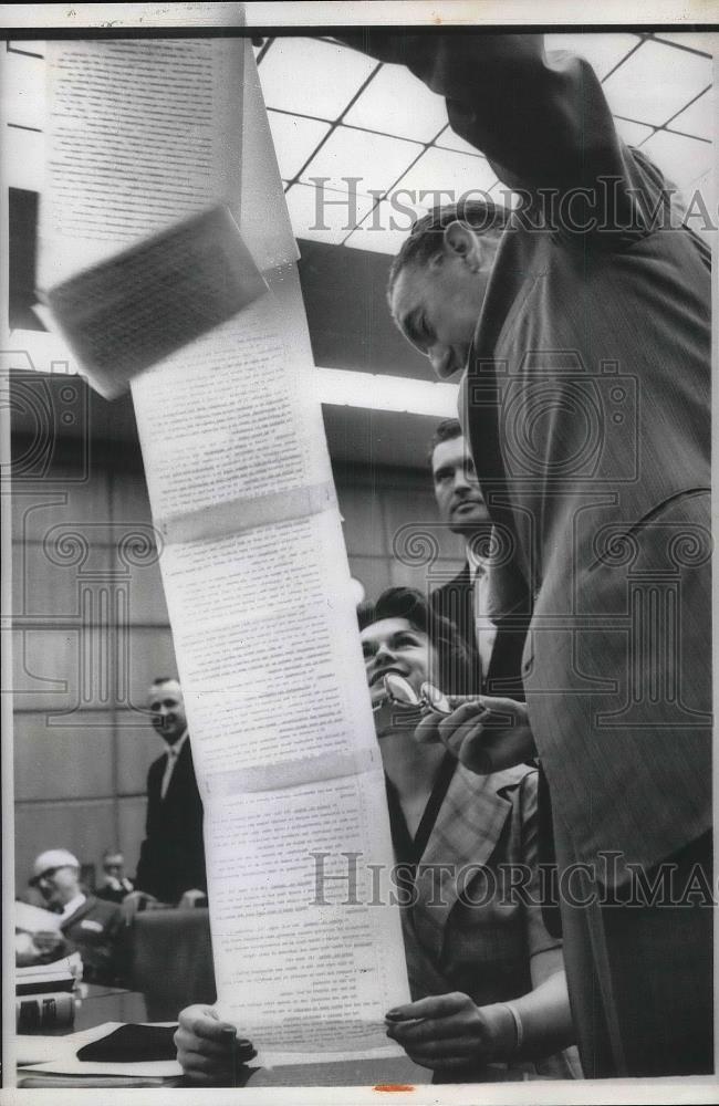 1960 Press Photo Attorney Robert Neeb Defends Carole Tregoff in Trial - Historic Images