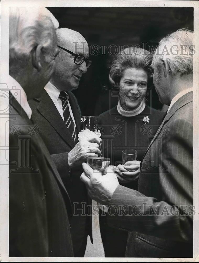 1975 Press Photo Ivan Miller Belgian Honorary Counsel Leslie Reid British Consul - Historic Images