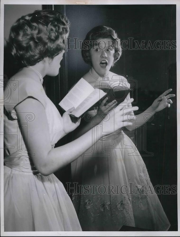 1961 Press Photo Elaine Cherry of Tucker School of Expression reading poetry - Historic Images