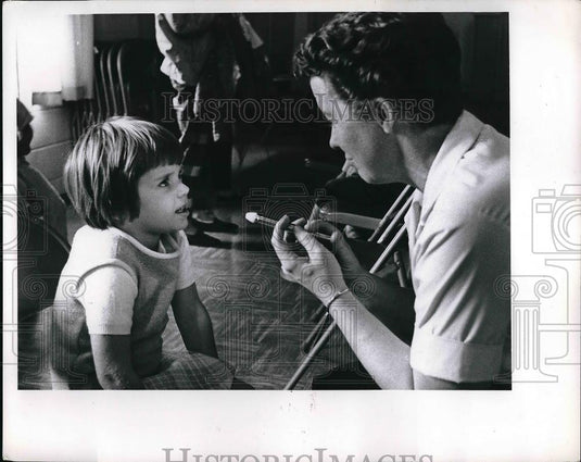 1967 Press Photo Kelly Chaka gets Hirschberg Test from Mrs. William Nisbet - Historic Images