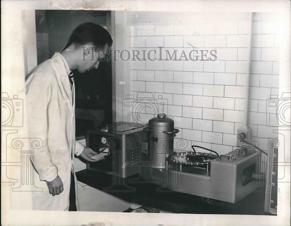 1951 Press Photo Technician Jack Hudson Dr. Dobyn&#39;s City Hospital Endocrine Lab - Historic Images