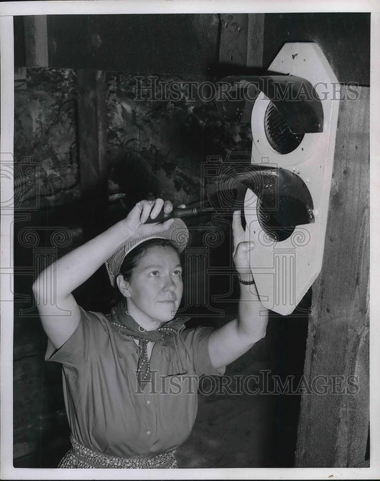 1953 Press Photo Mrs Louis McGrath building a model railroad - Historic Images