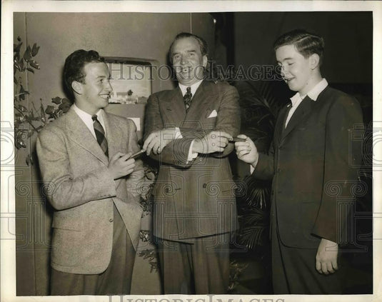 1941 Press Photo William Smathers with sons on Father's Day - nea96699 - Historic Images