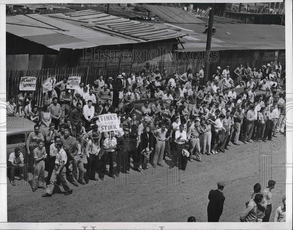 1941 Press Photo Employees Strike Against Aviation Company - Historic Images