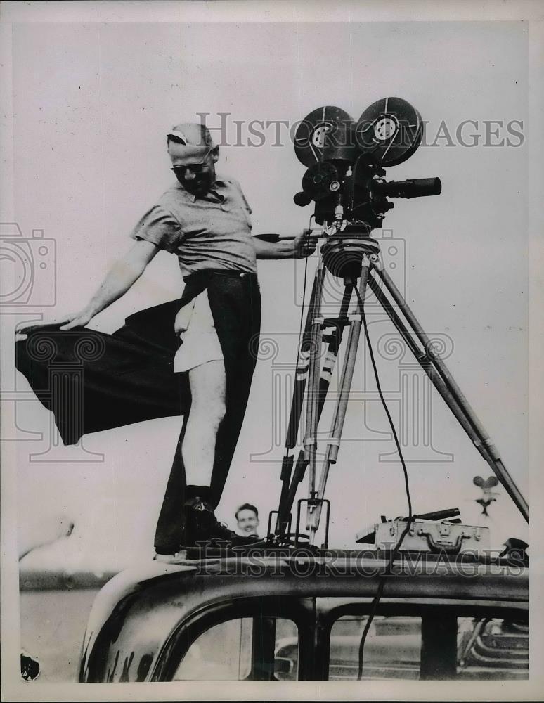 1936 Press Photo News-reel cameramanSam Greenwald covering National Air Races - Historic Images
