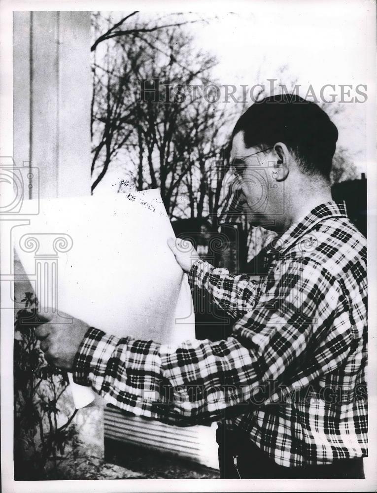 1955 Press Photo Cy Hamilton Winsted Connecticut Looks Over Blueprints House - Historic Images