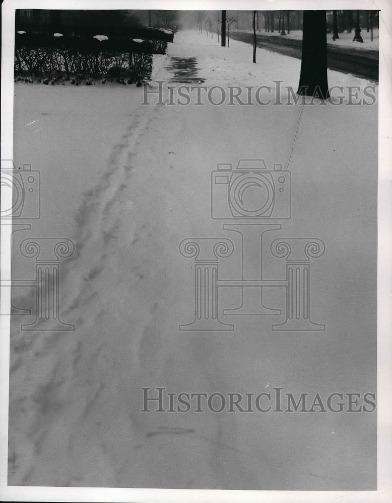 1958 Press Photo Snowy Walk on Lake Avenue - neb15695 - Historic Images