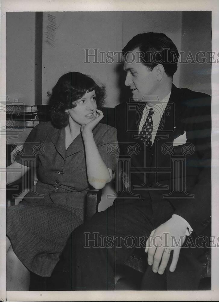 1938 Press Photo Mrs. Paul R. Matthews w/ her husband in court where she was - Historic Images