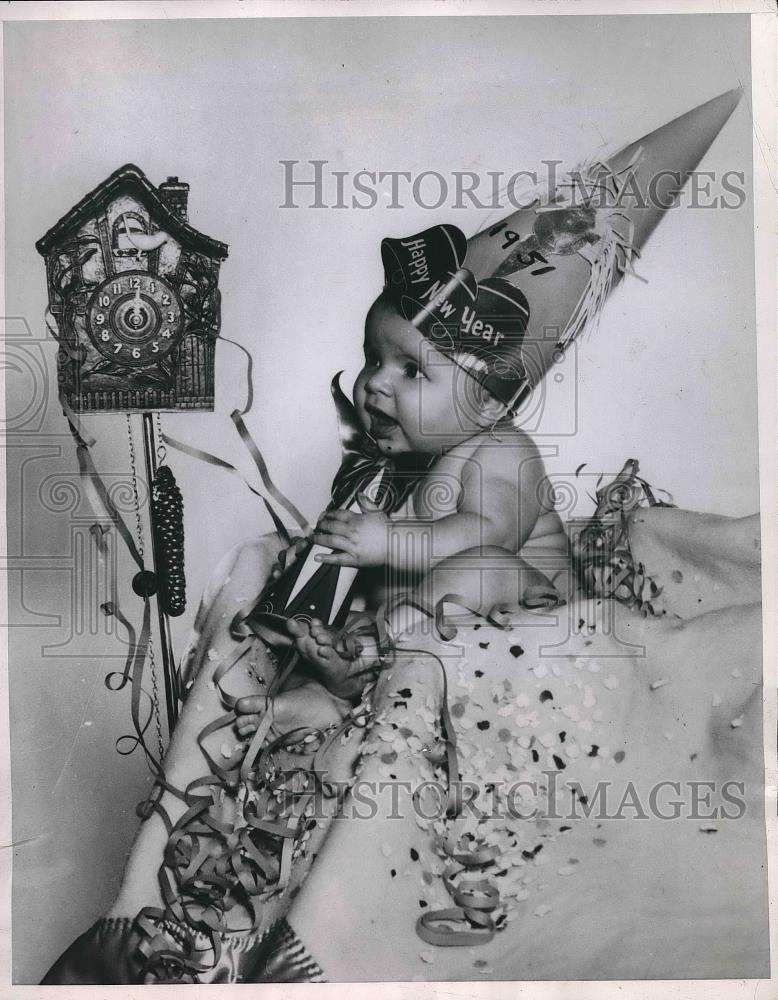 1951 Press Photo Mary Ann Miller watching a clock - Historic Images