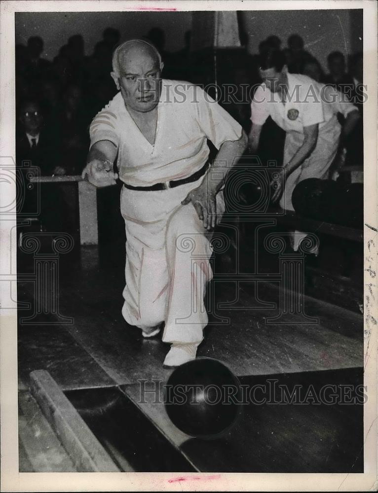 1944 Press Photo Albin Hansson, Prime Minister of Sweden Bowling - Historic Images