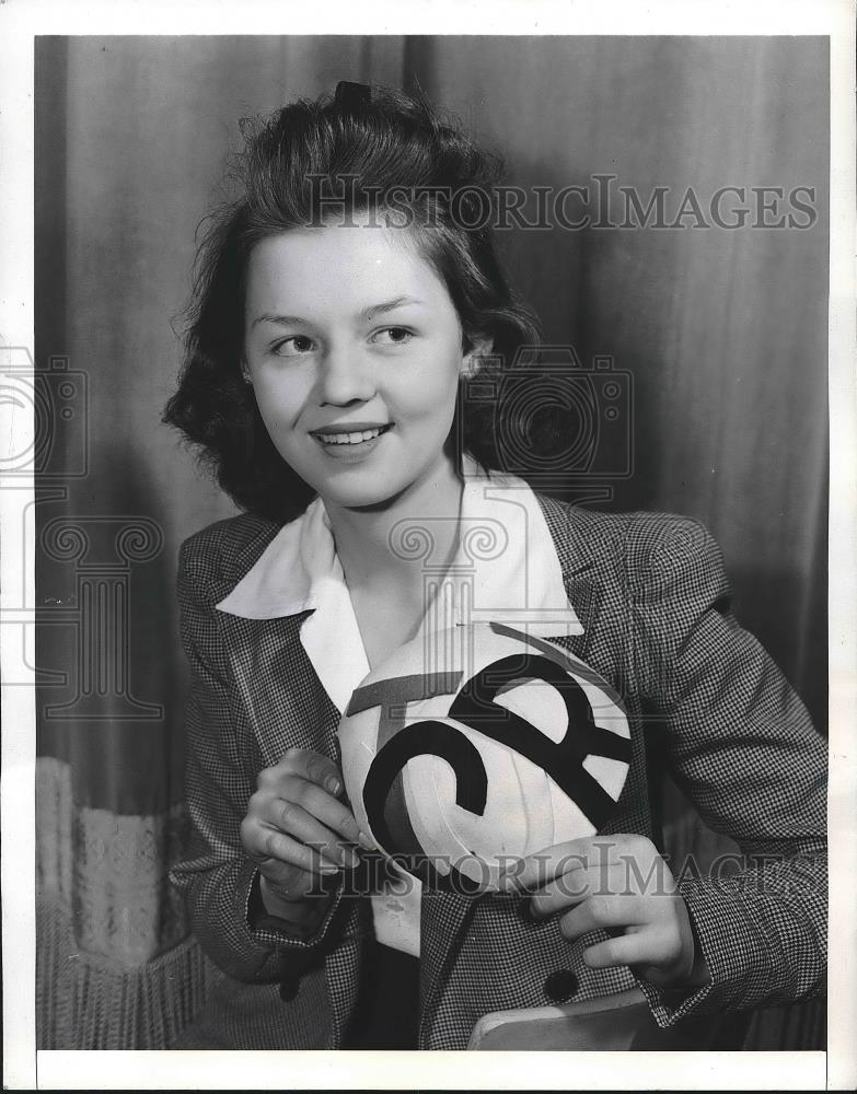 1942 Press Photo Edith Nimann of Brooklyn High School with Victory Hat - Historic Images