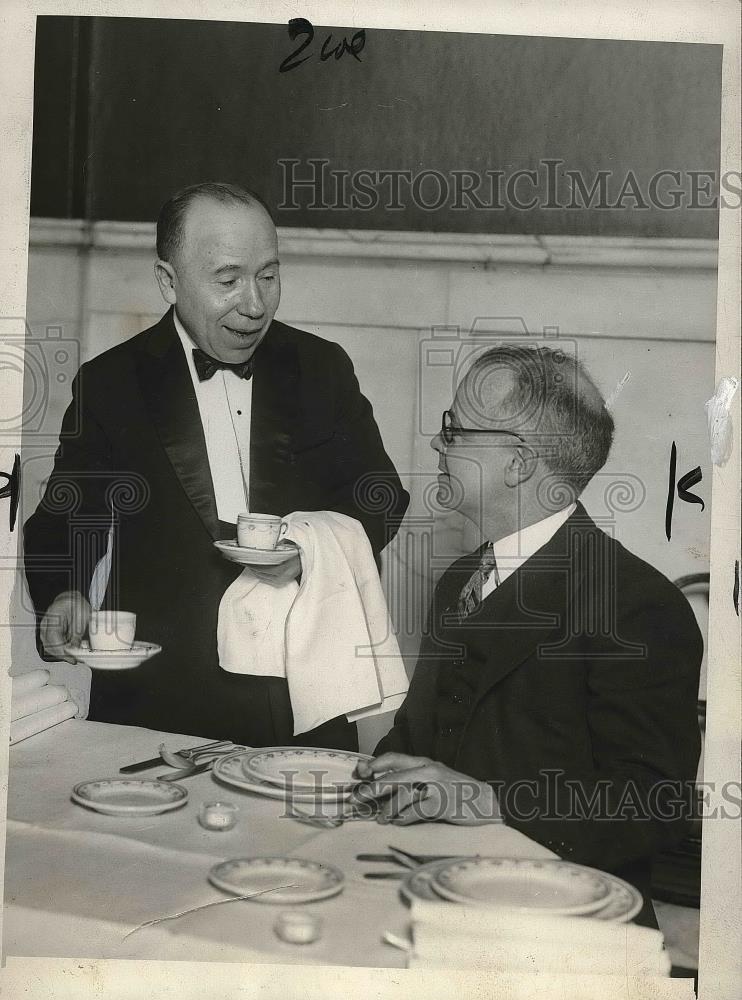 1928 Press Photo Butler Barney Hehman Tiros Serving Boss C.S. Weller - Historic Images