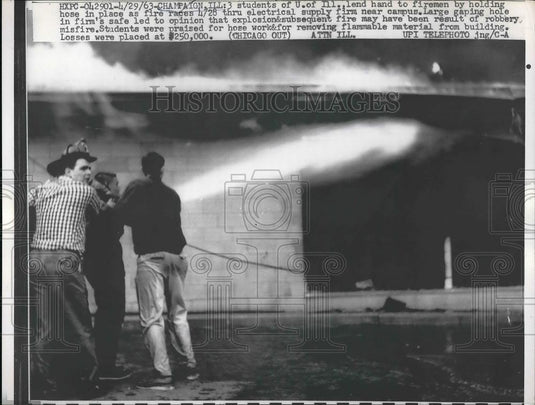 1963 Press Photo University Of Illinois Help Firemen Put Out Fire On Campus - Historic Images