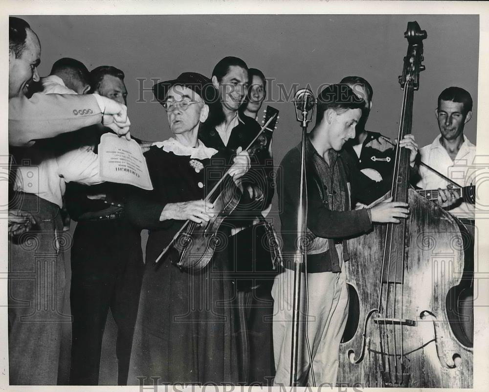 1946 Press Photo couple Grandma Sprouse and &quot;Shorty&quot; Sprouse of hillbilly band - Historic Images