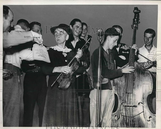 1946 Press Photo couple Grandma Sprouse and "Shorty" Sprouse of hillbilly band - Historic Images