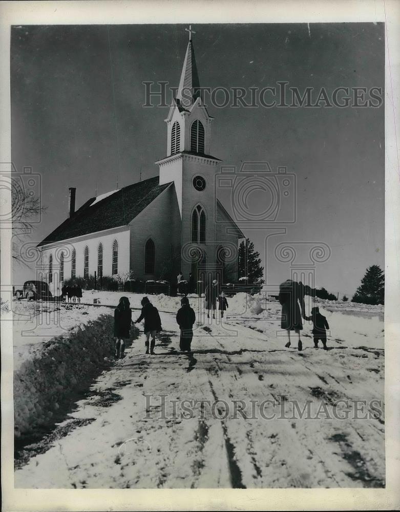 1945 Press Photo Christian Protestants Protesting Church Building In New England - Historic Images