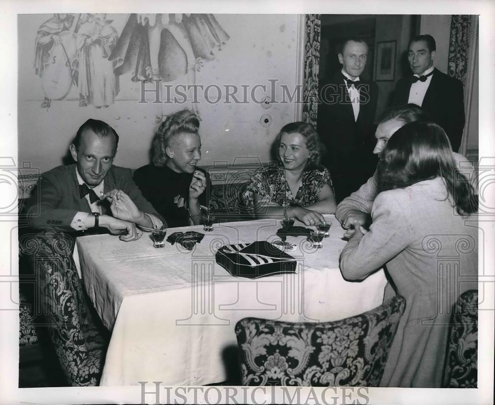 1947 Press Photo Guests sipping drinks at Berlin night club Der Bistro - Historic Images