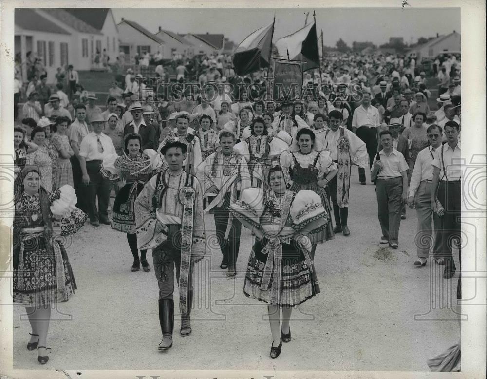 1944 Press Photo Group In Traditional Moravian Garb In Ceremony Of Lidice - Historic Images