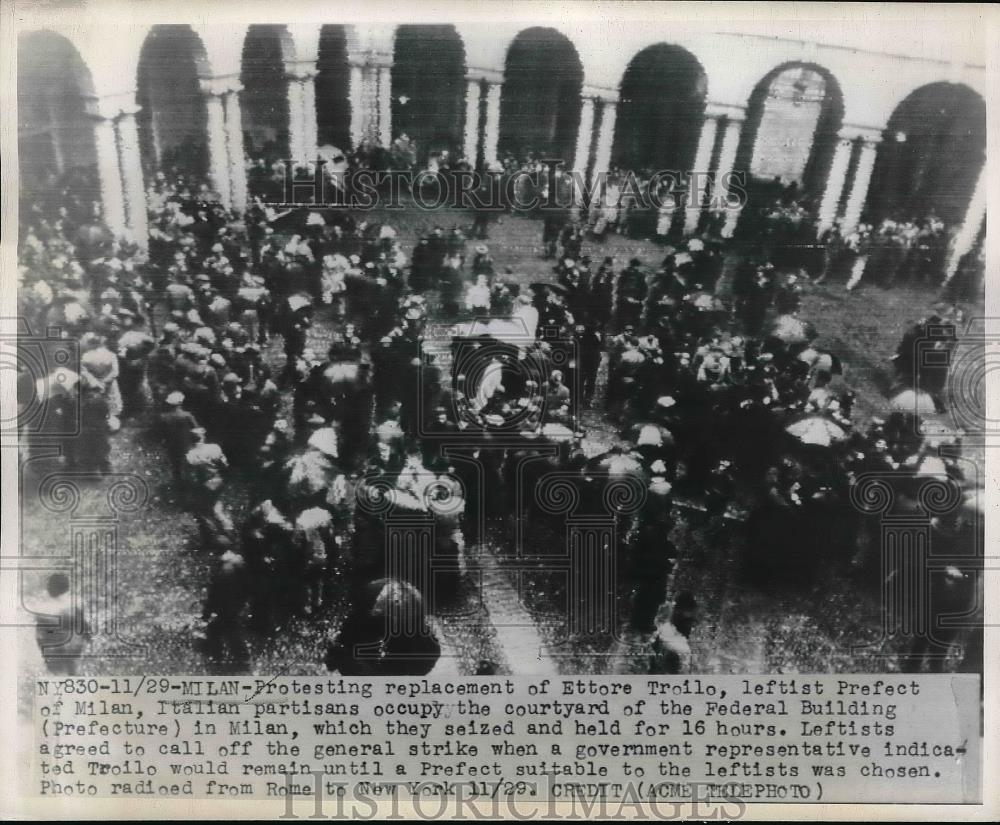 1947 Press Photo Protesting replacement of Ettore Troilo, Milan - neb19402 - Historic Images