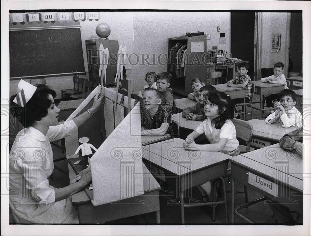 Press Photo Maypledale School Wickcliffe, Mrs. Jack Logan gives puppet show - Historic Images