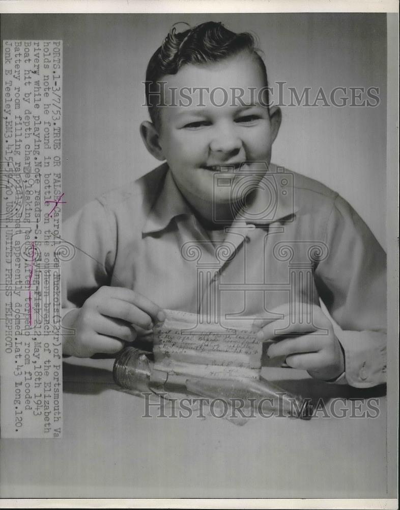 1953 Press Photo Carroll Nuckols &amp; Note In A Bottle He Found In Elizabeth River - Historic Images