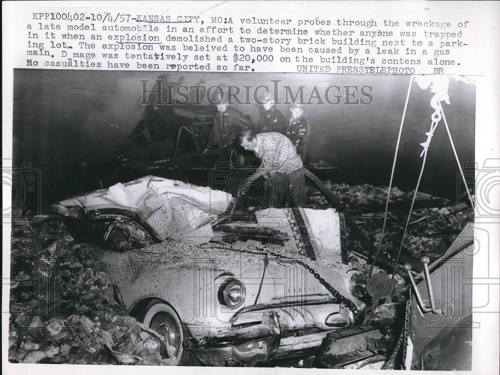 1957 Press Photo Volunteers search a car for victims when a building explodes - Historic Images